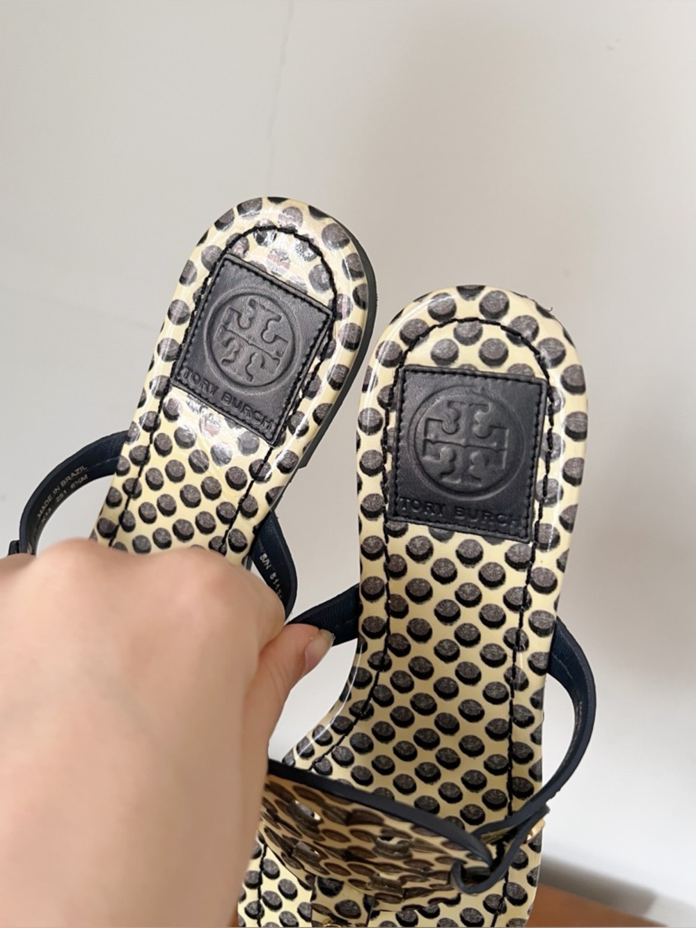 Tory Burch • Miller Sandal patent leather Dot Shadow slide thong logo flip flop - Picture 4 of 9